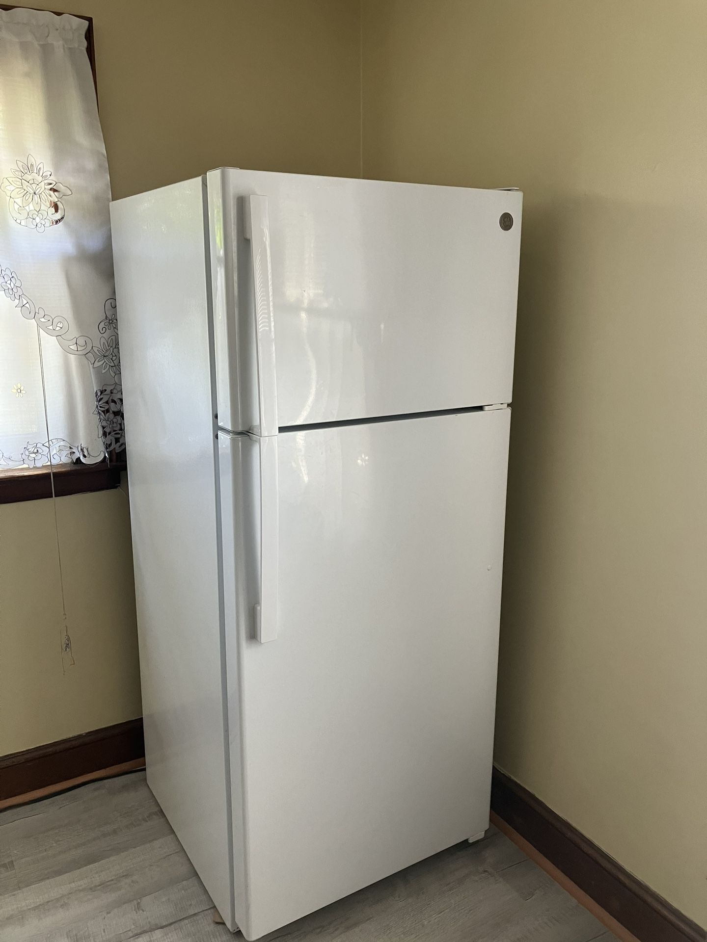 GE White Fridge