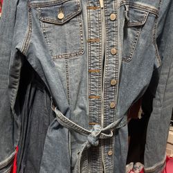 Super cute jean jacket bought it but never wore it. It’s a size large.