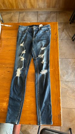Hollister women’s distressed dark blue skinny jeans
