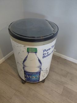 Ice Chest Cooler for drinks