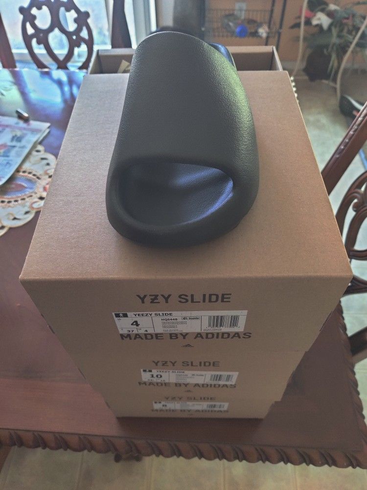 yeezy slides footaction