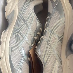 Pure cream/silver asics