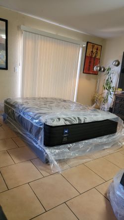 VERY NICE LIKE NEW QUEEN SIZE SEALY POSTUREPEDIC MATTRESS AND BOXSPRING FOR SALE! IN GREAT CONDITION,  FREE DELIVERY