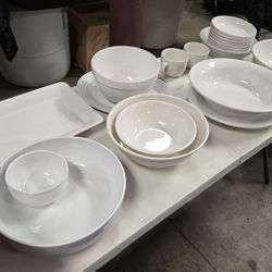 SELECTION OF BEAUTIFUL NEW CONTEMPORARY STYLE WHITE & CREAM COLORED CERAMIC PIECES