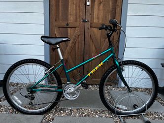 34cm Beautiful Trek Mountain Track 220 Mountain Bike