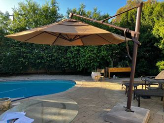Quality Cantilevered Patio Umbrella