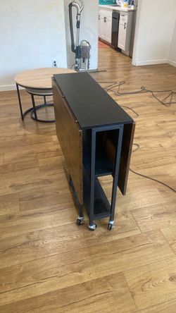 Foldable table