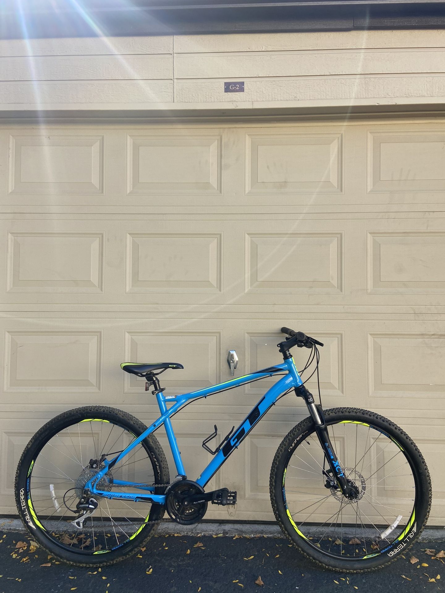 GT Aggressor Pro Mountain Bike – Large Frame - 27.5” wheels - Aluminium Bicycle