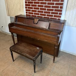 PIANO W/BENCH