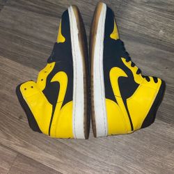 Jordan 1s Yellow N Black
