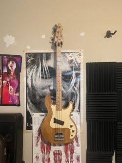 Peavey T20 Bass Guitar Natural w/Case