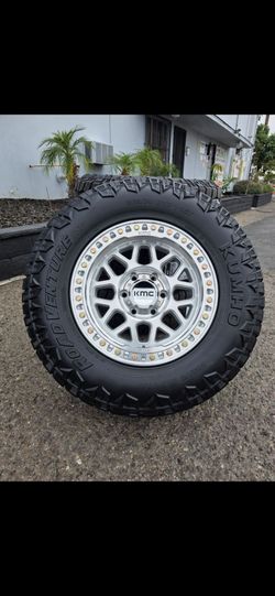 17" KMC w/ 32" Kumho RT tires. No lift needed