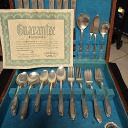 Vintage 1940 WM Rogers Beloved Pattern Silverplate Flatware 73 Piece Set In WOODEN BOX