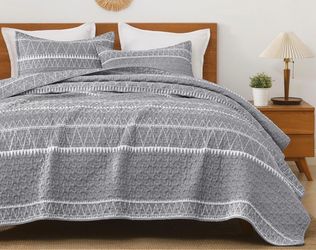 Gray Geometric Quilt Set with Shams king size