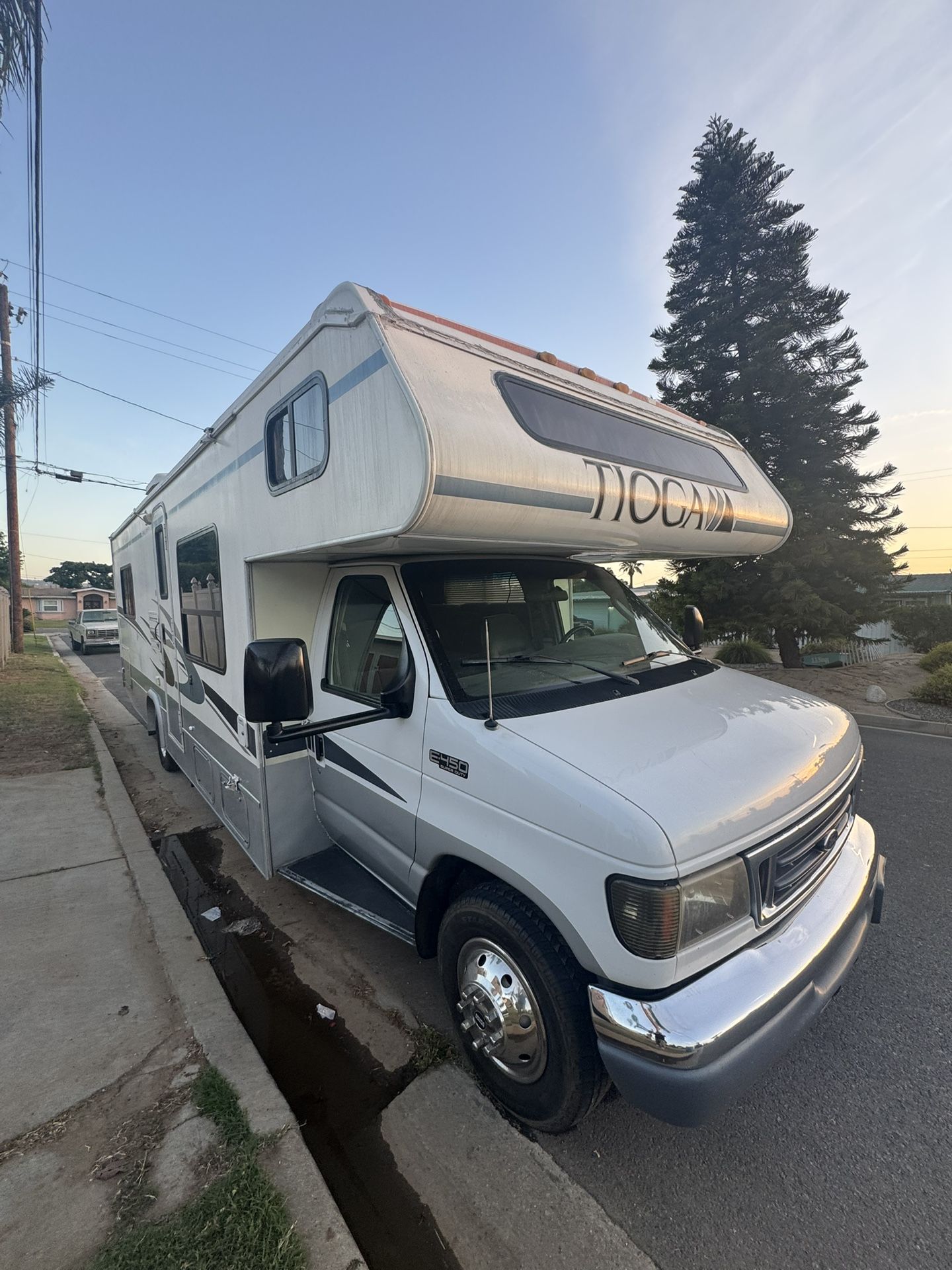 2005 Ford E450 Fleetwood Tioga 29’