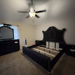 BRAND NEW KING SIZE 4 PIECE BEDROOM SET WITH EXTRA NIGHT STAND 