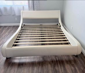 Quen bed frame