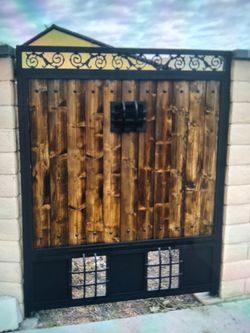 Side gate