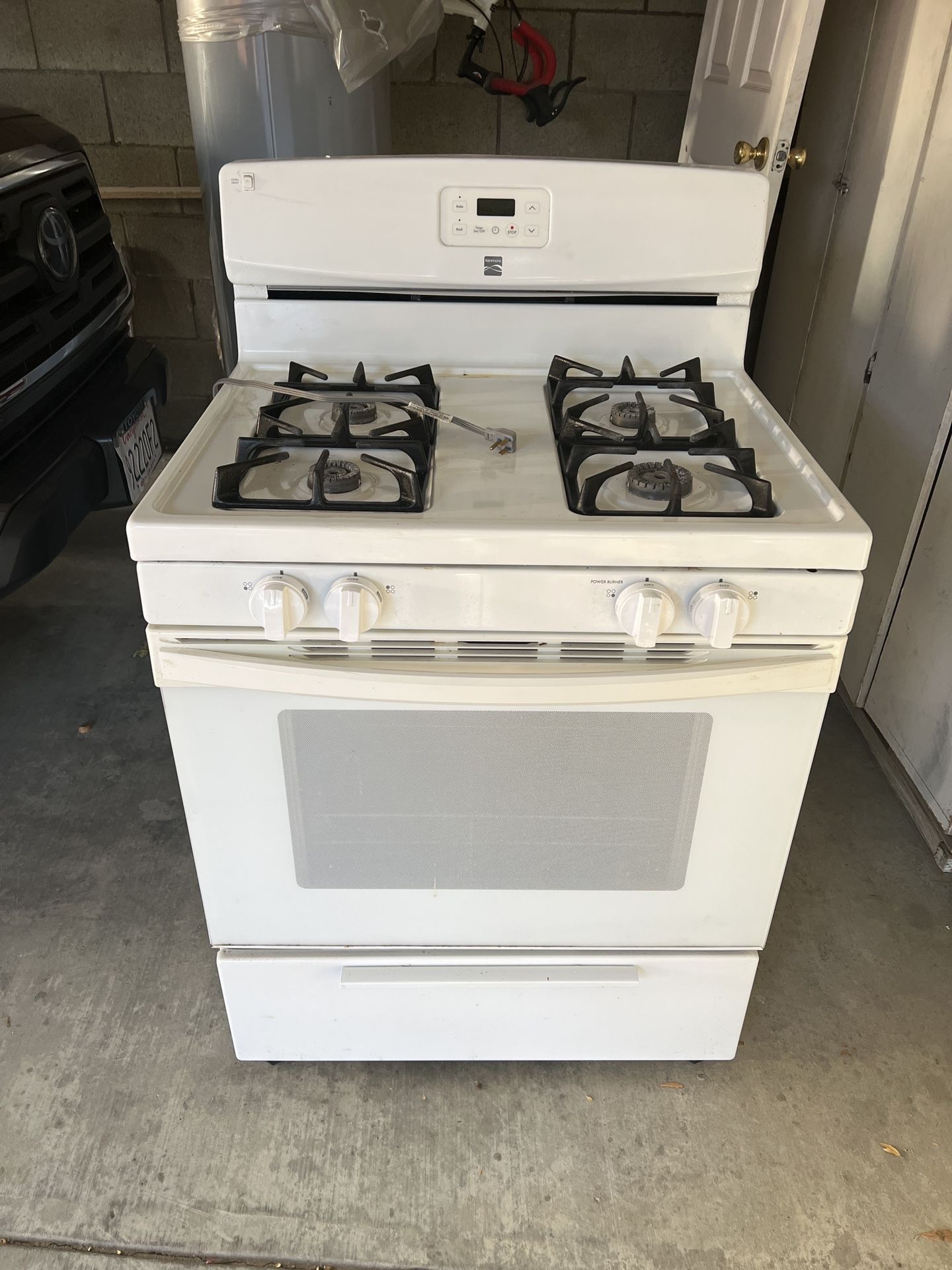 Kenmore stove - Used - White