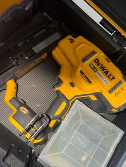 DEWALT 20V MAX XR 16-Gauge Cordless Finish Nailer