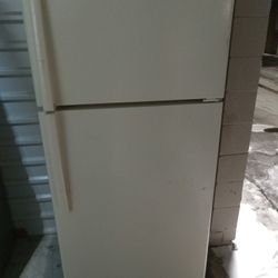 Bisque fridge G.E
