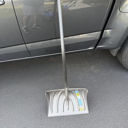 Snow shovel