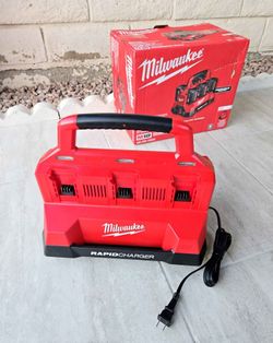 Milwaukee 18V PACKOUT 6 Port Rapid Charger
