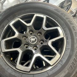 Ford Branco.  18” 255/70/18.  $1000