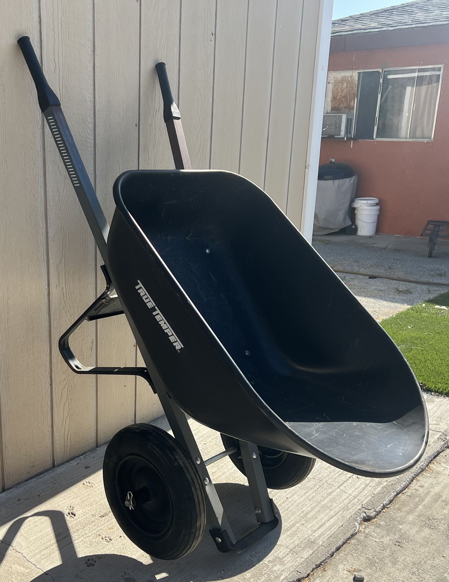 True temper Metal handles 6 cubic feet 2 wheels 🛞 Wheelbarrow Very good condition Asking $85