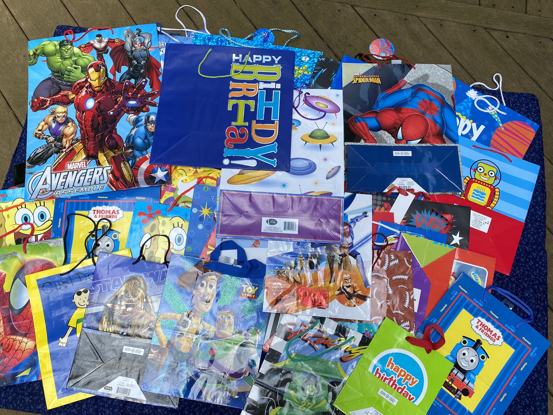 35 Gift bags various sizes for kids, very good condition
