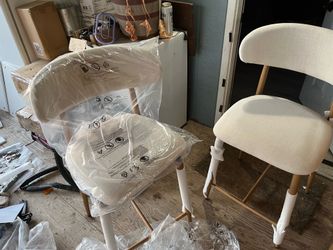 Bar stools: 2 for 100 and 4 for 160 /.  Taburetes de bar: 2 por 100 y 4 por 160.