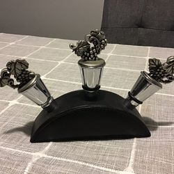 Grape Vine 3 piece Wine Stopper with Black Holder/Stand~Excellent condition