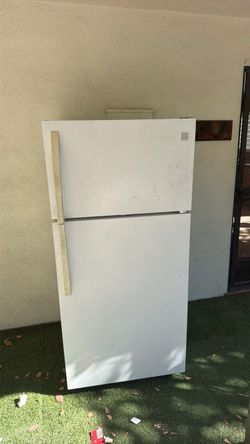 Kenmore Top-Freezer Refrigerator White