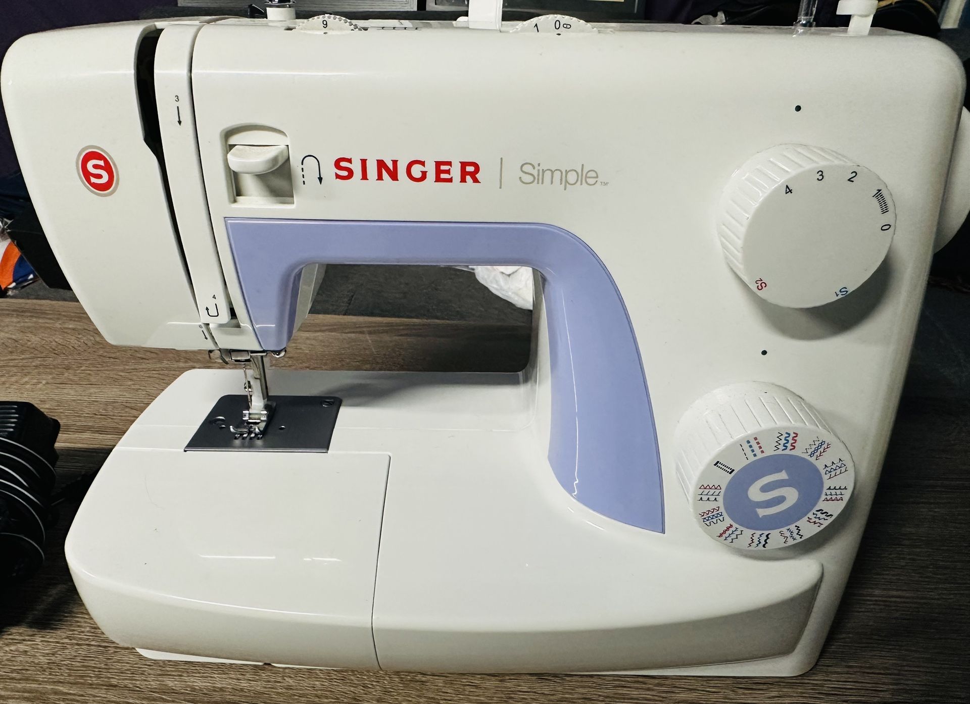 Sewing Machine: Singer 3221/3232