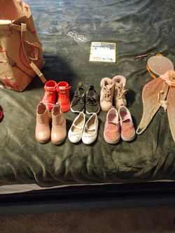 Size 6 Little Girls Shoes Read Description 