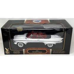 Road Signature 1/18 Diecast 1961 Imperial Crown Convertible - White