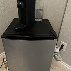VertuoPlus Deluxe Matte Black + Mini Fridge