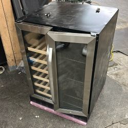 Mini Refrigerator For Drinks & Wine