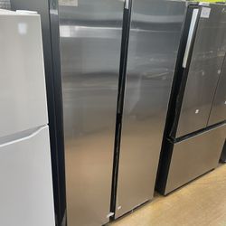 Side-by-side refrigerator Samsung bespoke 36 inch wide with water and ice inside