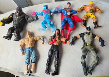 7 Action Figure / WWE / Gorilla / Super Hero / Batman / Superman / etc. Toy Lot