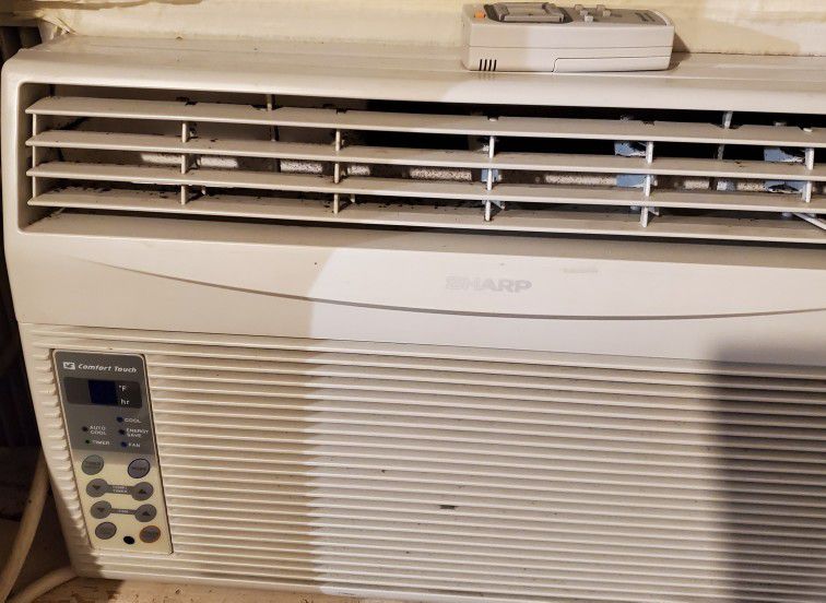 Air Conditioner With Remote Control 