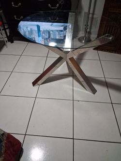 Table and excellent condition glass and frame metal frame stand still