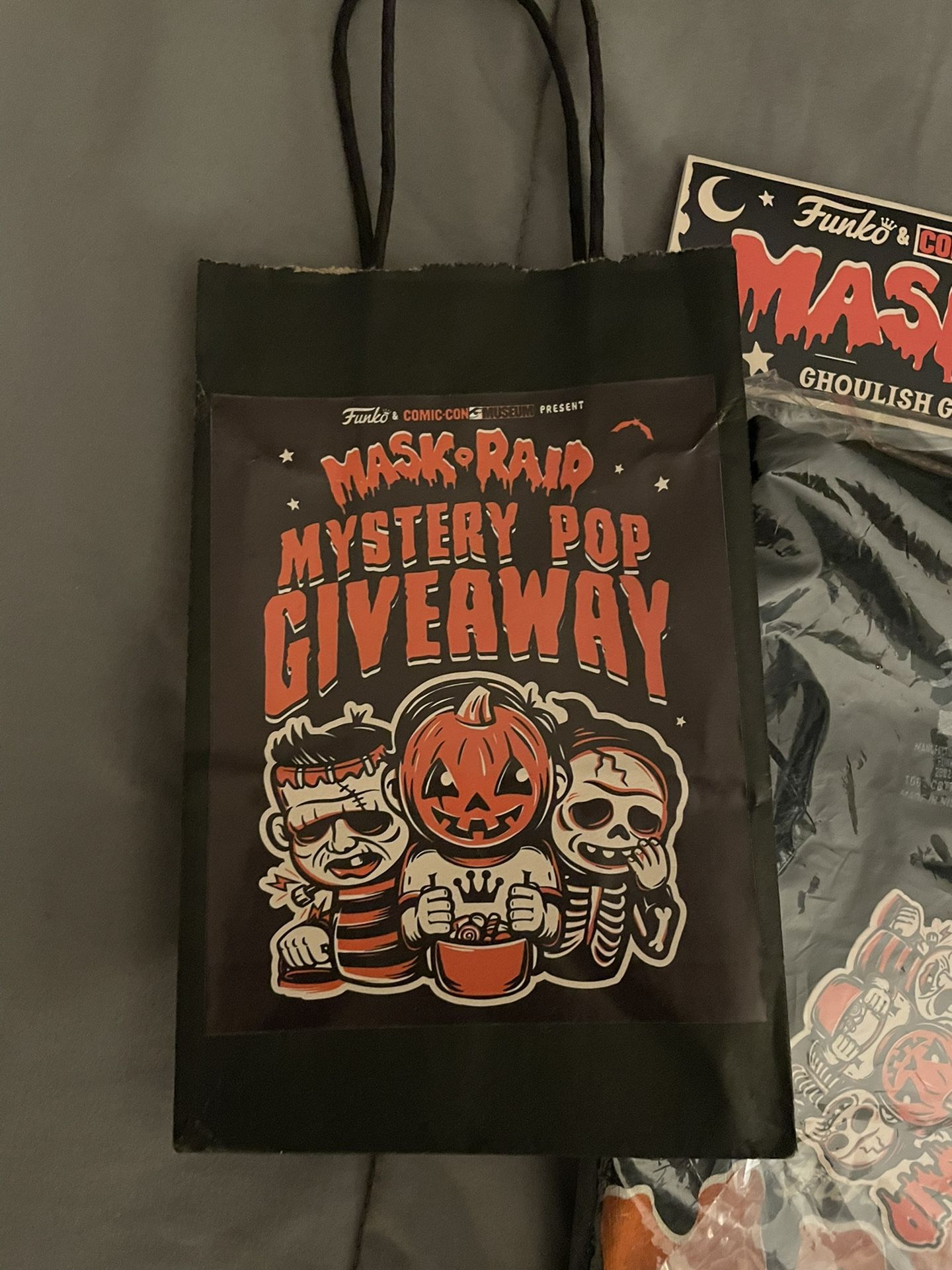2 Funko Mask o Raid Bundles + 2 Posters + Machoman Pop
