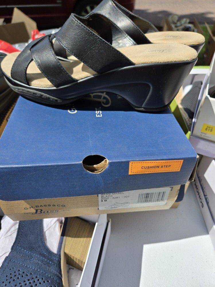 Ladies black cushion step sandals by GH bass & Company, size 9 medium