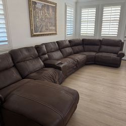 Sectional with electric recliner and storage