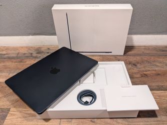 New Apple MacBook Air 13" 2025 Midnight or Starlight w/ M4/16GB/256GB with AppleCare Warranty!
