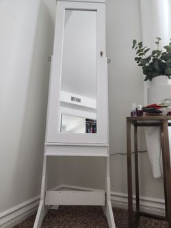 Jewelery armoire