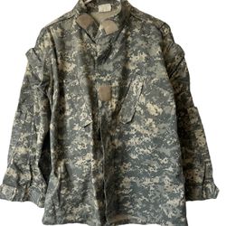 Vintage Y2K Army US Military Mens Adult Guard Digital Camo Combat Jacket - Large  Measurements are in the pictures.  Comes from a pet and smoke free h