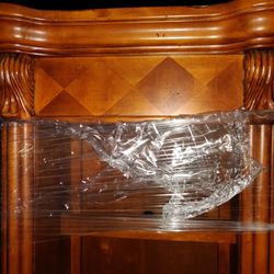4 Curio Cabinets with nice Veneer, Glass Shelves, Lights