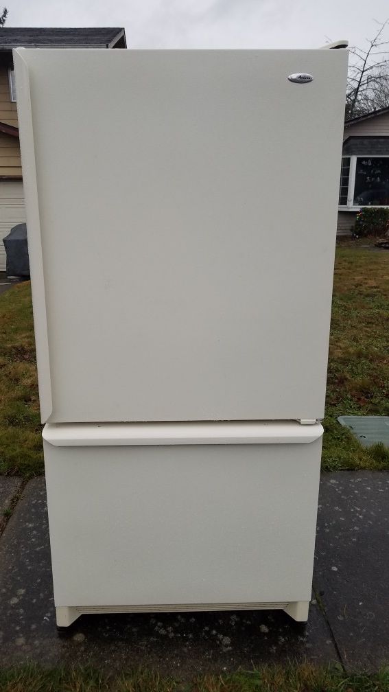 Bottom mount Amana refrigerator